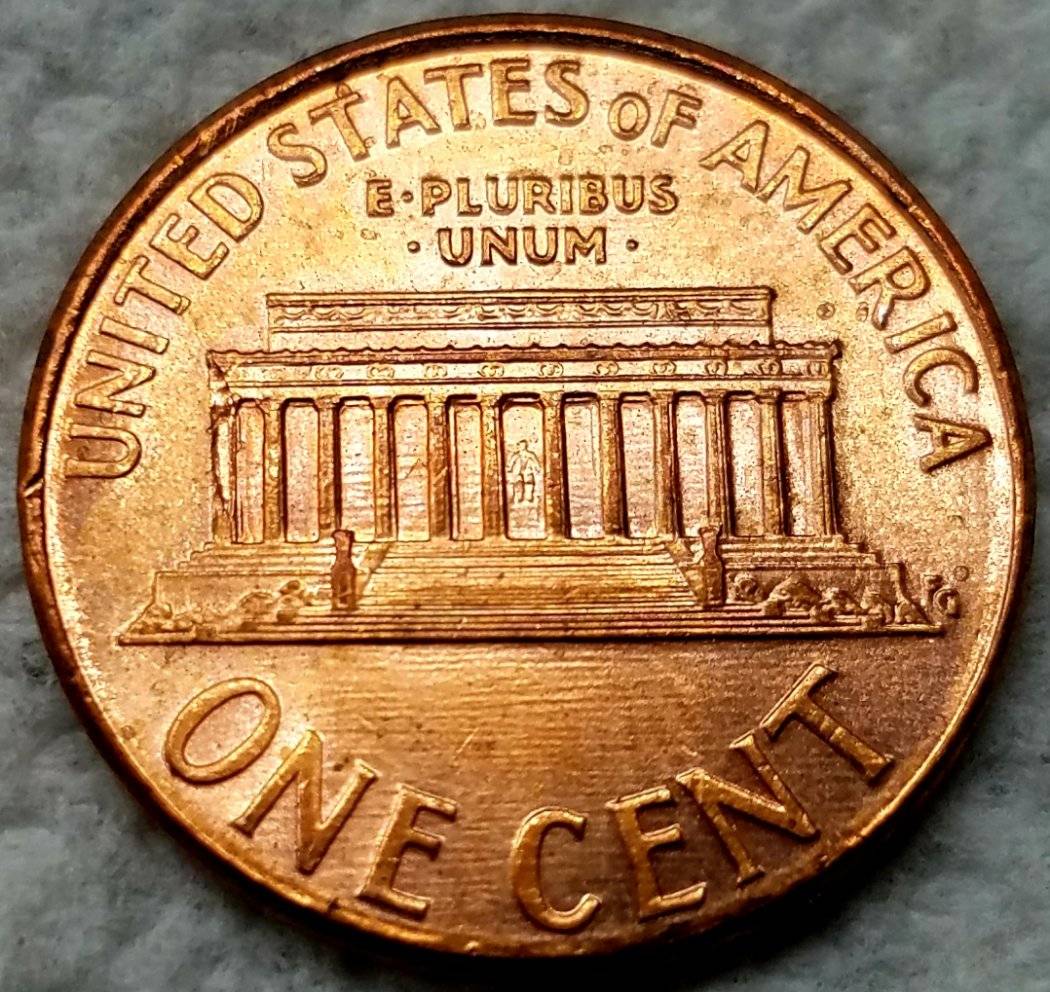 2007-P-Lincoln-Cent-Struck-Through-Center-Of-1-St-Column-And-Left-Eave?